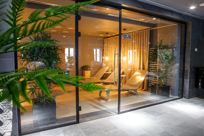 une pièce avec une porte en verre qui a une plante dedans